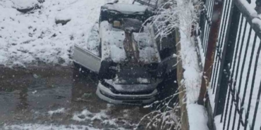 Otomobil köprüden düştü: 2 yaralı