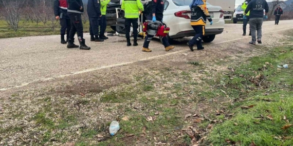 Otomobil park halindeki kamyona çarptı: 2 ölü, 1 yaralı