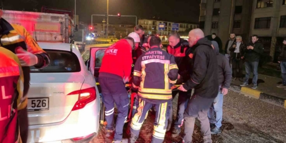 Otomobil tırın dorsesine saplandı:1 yaralı