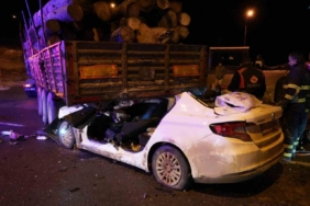 Otomobil tırın dorsesinin altında girdi: 1 kişi öldü, 2 kişi ağır yaralandı