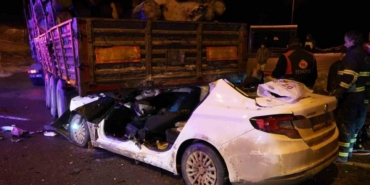 Otomobil tırın dorsesinin altında girdi: 1 kişi öldü, 2 kişi ağır yaralandı
