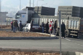Otomobil tırın dorsesinin altında kaldı: Sürücünün burnu bile kanamadı