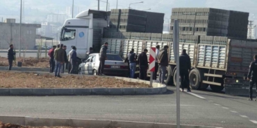 Otomobil tırın dorsesinin altında kaldı: Sürücünün burnu bile kanamadı