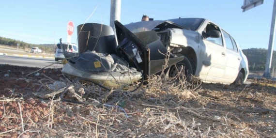 Otomobil trafik ışığı direğine çarptı: 2 yaralı