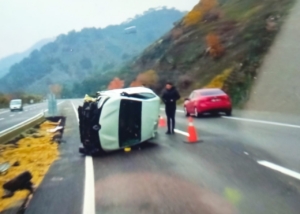 Otomobil yan yattı: 4 yaralı