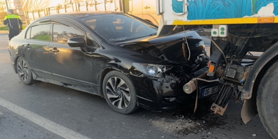 Otomobil yol süpürme aracıyla çarpıştı