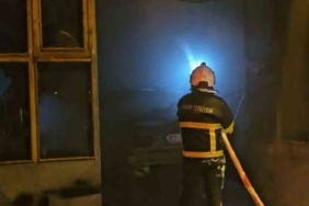 Otomobilde çıkan yangın iş yerine sıçradı