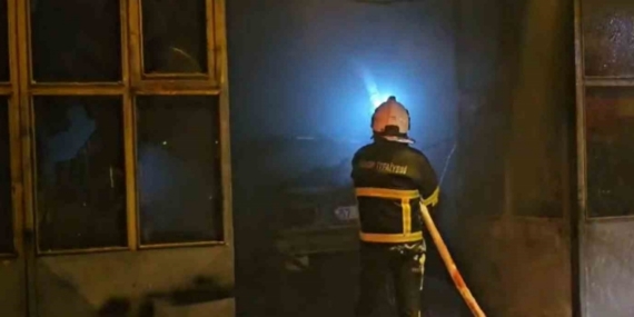 Otomobilde çıkan yangın iş yerine sıçradı