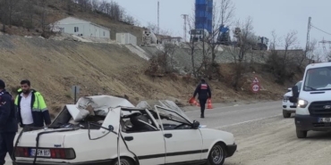 Otomobildeki 5 kişi ölümden döndü: 2 yaralı