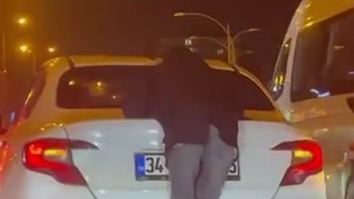 Otomobilin arkasına tutundu, hem kendini hem trafiği tehlikeye attı