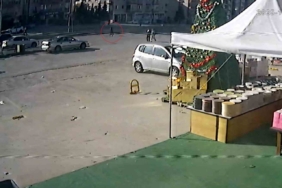 Otomobilin çarptığı yaşlı kadın metrelerce savruldu: O anlar kamerada