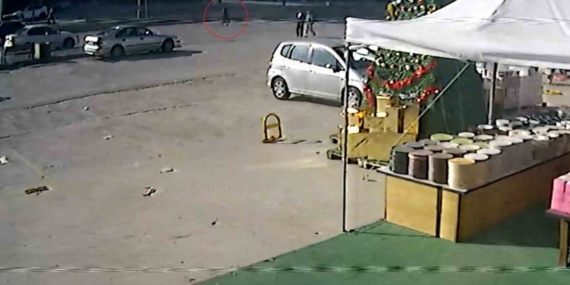 Otomobilin çarptığı yaşlı kadın metrelerce savruldu: O anlar kamerada