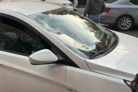 Otomobilin çarptığı yaya ağır yaralandı, sürücüler birbirlerinin üstüne yürüdü