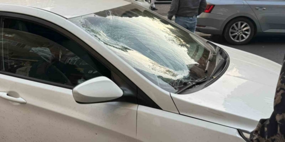 Otomobilin çarptığı yaya ağır yaralandı, sürücüler birbirlerinin üstüne yürüdü