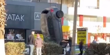 Otomobilin takla atıp ters döndüğü anlar kameraya yansıdı