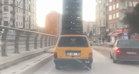 Otomobilin tavanında sebze kasaları taşıdı, trafiği tehlikeye attı