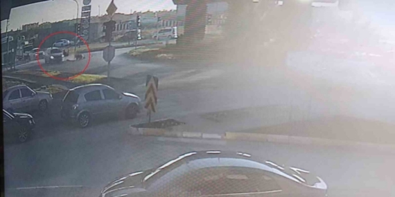 Otomobille çarpışan motosikletli yola savruldu: 1 yaralı