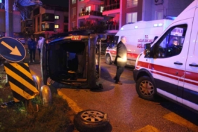 Otomobille çarpışan ticari araç yan yattı: 7 yaralı