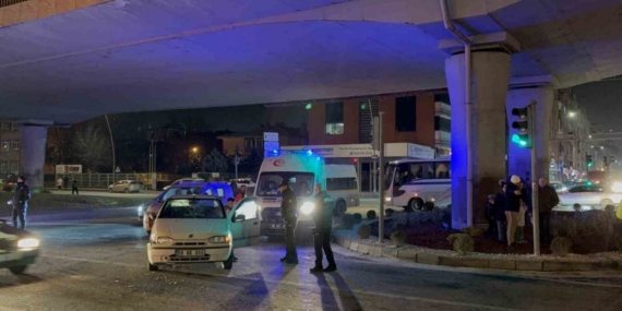 Otomobille hafif ticari araç çarpıştı: 1 yaralı