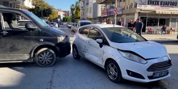 Otomobille hafif ticari aracın çarpışması kamerada