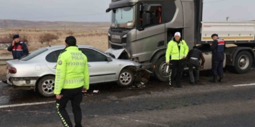 Otomobille tır kafa kafaya çarpıştı: 1 ölü 1’i ağır 3 yaralı