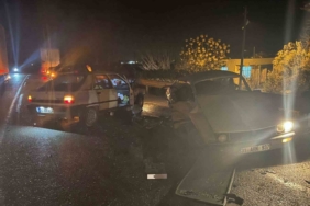 Otomobiller çarpıştı: 1 ölü, 2 yaralı