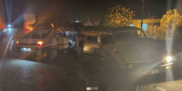 Otomobiller çarpıştı: 1 ölü, 2 yaralı