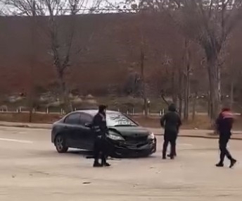 Otomobillerin çarpıştığı kaza kamerada