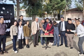 Özel öğrenciler protokol üyeleriyle birlikte hasat yapıp pasta kesti