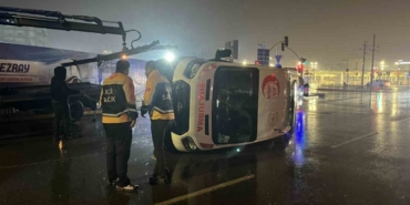 Panelvan ile çarpışan ambulans devrildi: 6 yaralı
