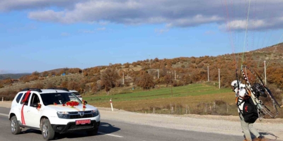 Paramotorla inip gelin arabasının önünü kestiler