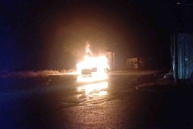 Park halindeki araç alev topu oldu, geriye hurda kaldı