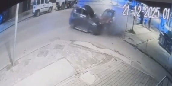 Park halindeki araca çarpan otomobildeki 4 kişi kazayı yara almadan atlattı