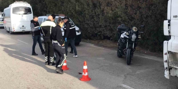 Park halindeki aracının yanında beklerken işçi servisi çarptı