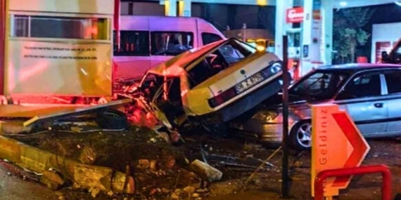 Park halindeki araçlara çarpan otomobil hurdaya döndü: 1 ölü, 1 ağır yaralı