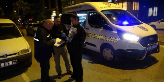 Park halindeki araçlara çarptı, pompalı tüfek ile işyeri sahibini yaraladı