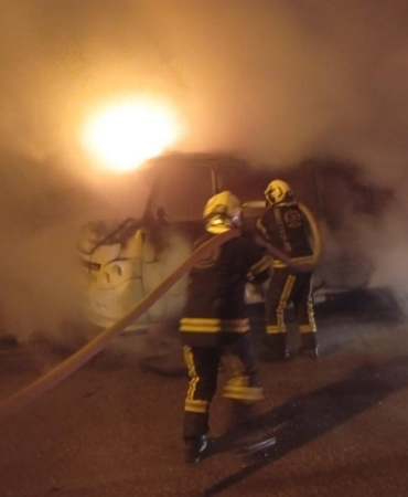 Park halindeki minibüs alev aldı