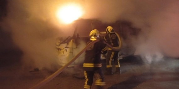 Park halindeki minibüs alev aldı