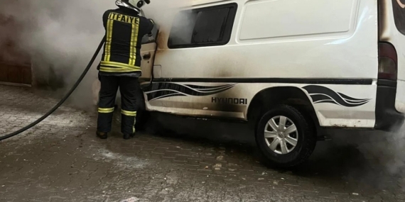 Park halindeki minibüs çıkan yangında kullanılamaz hale geldi