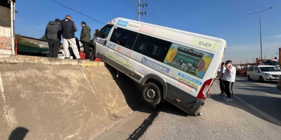 Park halindeki minibüs duvardan yolun kenarına düşerek asılı kaldı