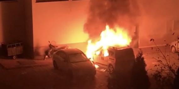 Park halindeki otomobil alev alev yandı, araç sahibi yakanın bulunmasını istedi