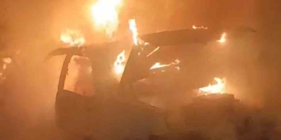 Park halindeki otomobil alev topuna döndü