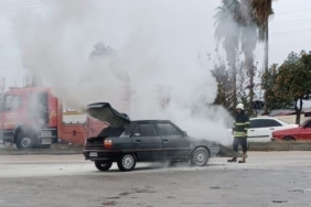 Park halindeki otomobilde yangın çıktı