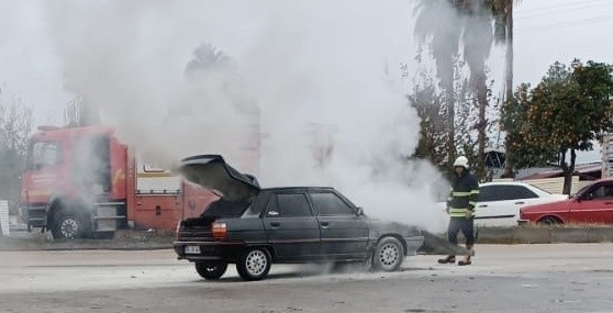 Park halindeki otomobilde yangın çıktı