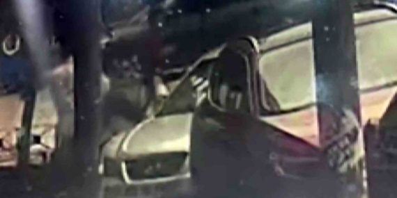 Park halindeki otomobilin dikiz aynasını tekme atıp kırdı