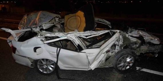 Park halindeki tıra çarpan otomobil hurdaya döndü: 2 yaralı