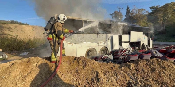 Park halindeki yolcu otobüsü alevlere teslim oldu
