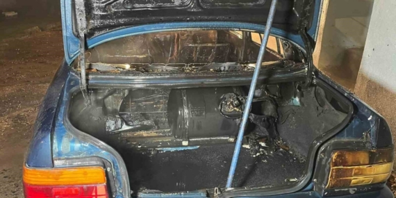 Park halindeyken yanan otomobil kullanılamaz hale geldi