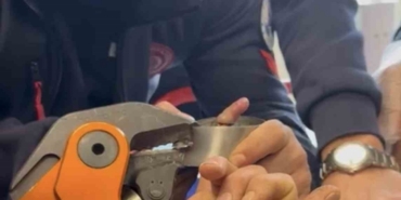 Parmağı çelik küllüğe sıkışan bebeğin imdadına itfaiye yetişti