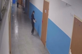 Paspas yapılan alanı kirletmemek için ayakkabılarını çıkarttı